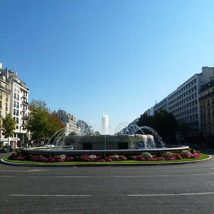 Fuente ornamental en rotonda Fuente ornamental en rotonda